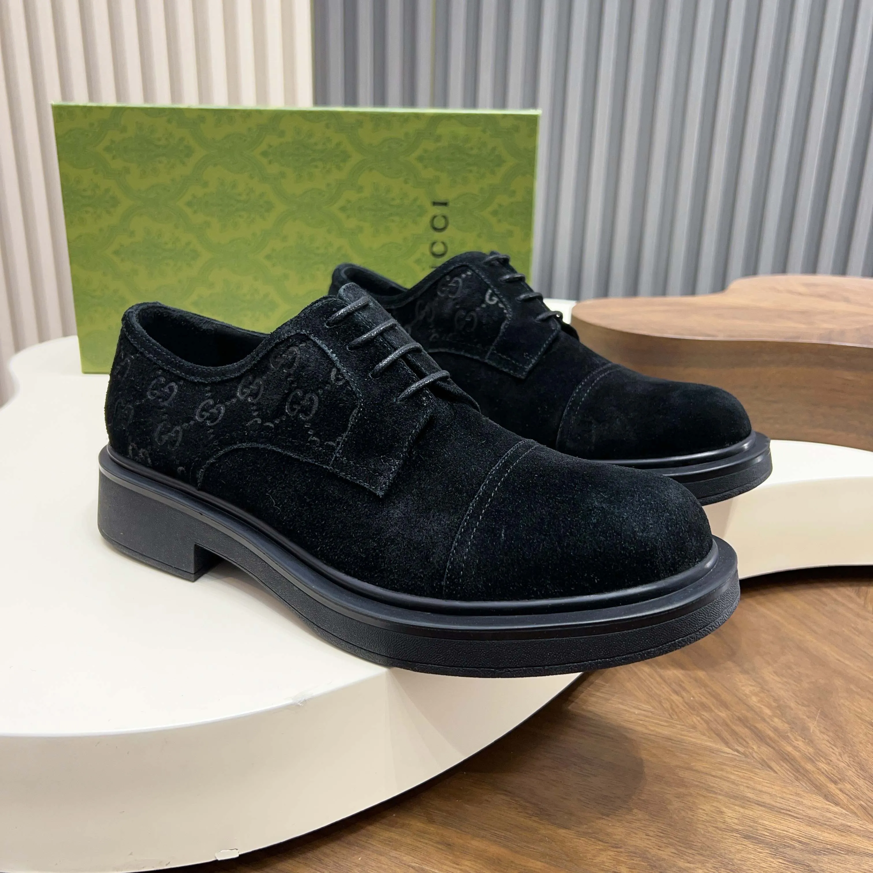 💰780 Gucci/Gucci new men’s lace-up shoes with GG details, matte cow leather derby shoes! The design of this men's lace-up shoe is rooted in the brand's heritage. Crafted from premium waxed cow leather, it is embellished with GG printed embossed suede leather details, a nod to Gucci's iconic monogram. The rubber sole decorated with GG pattern adds a touch of modern fashion to this design. Typical three-joint style design. European and American classic version, full calfskin lining. The overall upper texture is soft and the lining is comfortable and breathable. 2CM thickened soft rubber sole, easy to control. Versatile and stylish upper foot, multiple colors available to meet different matching needs, complete package! Size: 39-40-41-42-43-44 leather shoe size (38.45.46 can be customized)